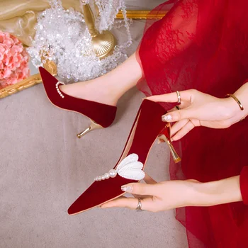 Элегантные свадебные туфли на тонком каблуке с крылышками, женские туфли на высоком каблуке с острым носком и жемчугом, женские модные красные дизайнерские туфли-лодочки с бусинами